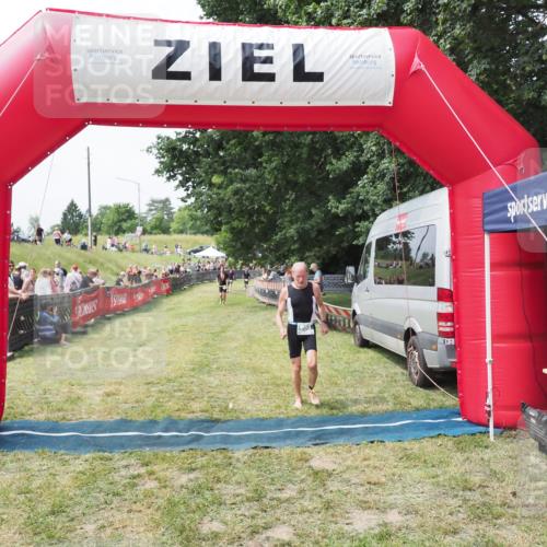 21.06.2025 - 27. Vierlanden-Triathlon MichiJ http://msf.ph/oto/8029727 15.06.2026 12:24:47 Ziel 866 meine-sportfotos.de