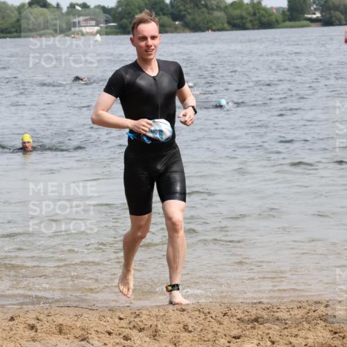 15.06.2025 - 27. Vierlanden-Triathlon Lena Gebhardt http://msf.ph/oto/8029734 15.06.2025 11:06:01 Schwimmen 670, 779, 817, 819, 855 meine-sportfotos.de