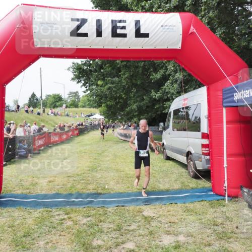 21.06.2025 - 27. Vierlanden-Triathlon MichiJ http://msf.ph/oto/8029737 15.06.2026 12:24:47 Ziel 866 meine-sportfotos.de