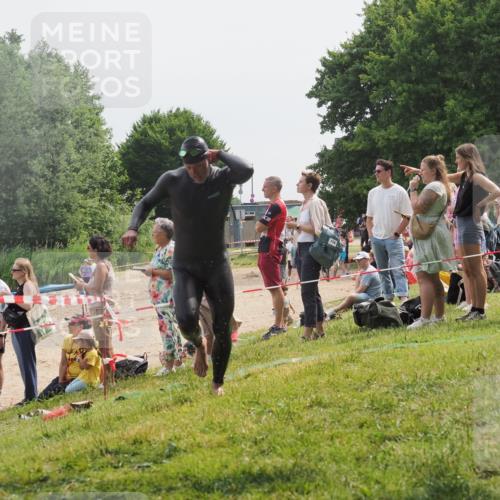 15.06.2025 - 27. Vierlanden-Triathlon KatJ http://msf.ph/oto/8029742 15.06.2025 11:05:58 Schwimmen 779, 819, 837 meine-sportfotos.de