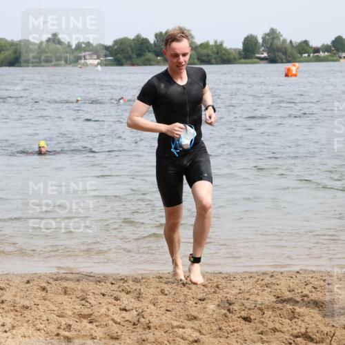 15.06.2025 - 27. Vierlanden-Triathlon Lena Gebhardt http://msf.ph/oto/8029744 15.06.2025 11:06:02 Schwimmen 670, 779, 817, 819, 855 meine-sportfotos.de