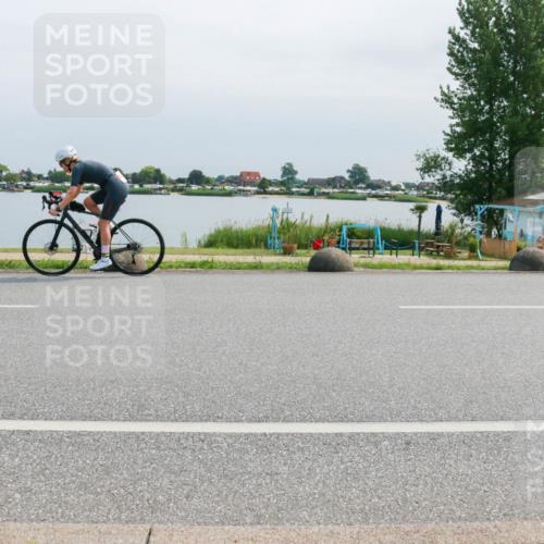 21.06.2025 - 27. Vierlanden-Triathlon H.Heesch http://msf.ph/oto/8029745 15.06.2025 11:29:32 Radfahren 218, 695, 878, 880 meine-sportfotos.de