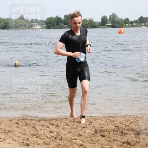 15.06.2025 - 27. Vierlanden-Triathlon Lena Gebhardt http://msf.ph/oto/8029751 15.06.2025 11:06:02 Schwimmen 670, 779, 817, 819, 855 meine-sportfotos.de