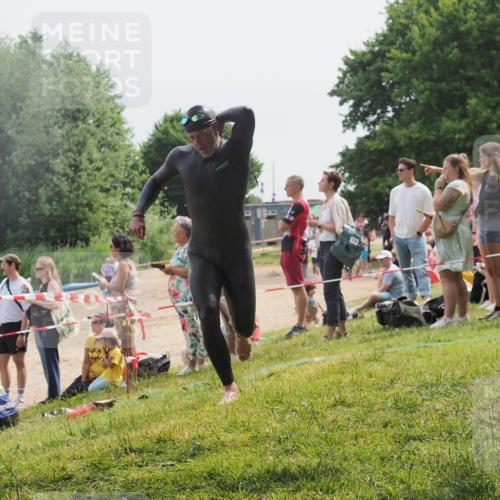 15.06.2025 - 27. Vierlanden-Triathlon KatJ http://msf.ph/oto/8029752 15.06.2025 11:05:58 Schwimmen 779, 819, 837 meine-sportfotos.de