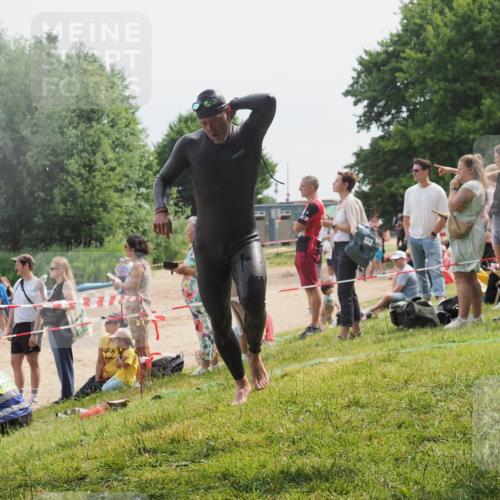 15.06.2025 - 27. Vierlanden-Triathlon KatJ http://msf.ph/oto/8029753 15.06.2025 11:05:58 Schwimmen 779, 819, 837 meine-sportfotos.de