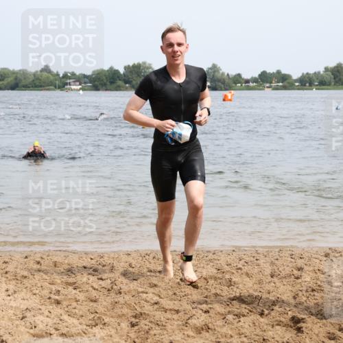 15.06.2025 - 27. Vierlanden-Triathlon Lena Gebhardt http://msf.ph/oto/8029754 15.06.2025 11:06:02 Schwimmen 670, 779, 817, 819, 855 meine-sportfotos.de