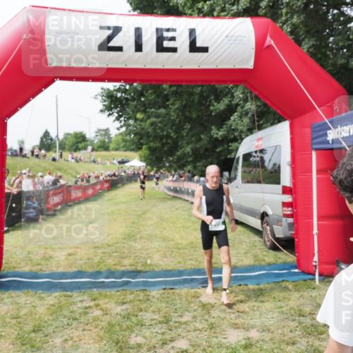21.06.2025 - 27. Vierlanden-Triathlon MichiJ http://msf.ph/oto/8029757 15.06.2026 12:24:48 Ziel 866 meine-sportfotos.de