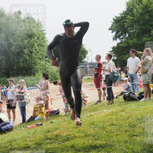 15.06.2025 - 27. Vierlanden-Triathlon KatJ http://msf.ph/oto/8029758 15.06.2025 11:05:59 Schwimmen 779, 819, 837 meine-sportfotos.de