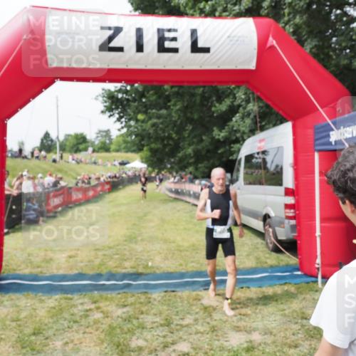 21.06.2025 - 27. Vierlanden-Triathlon MichiJ http://msf.ph/oto/8029762 15.06.2026 12:24:48 Ziel 866 meine-sportfotos.de
