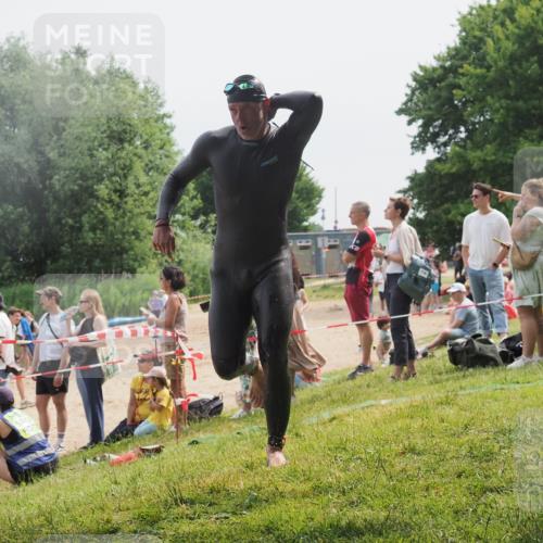 15.06.2025 - 27. Vierlanden-Triathlon KatJ http://msf.ph/oto/8029764 15.06.2025 11:05:59 Schwimmen 779, 819, 837 meine-sportfotos.de