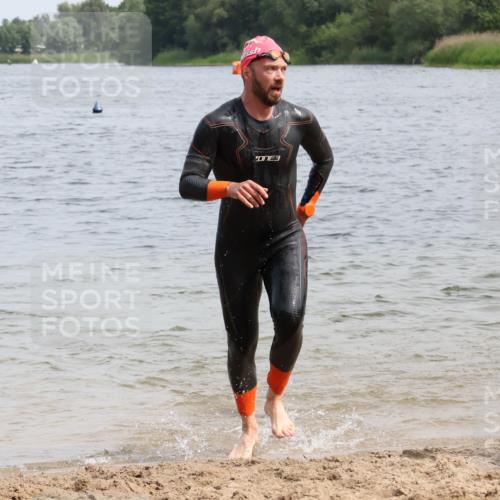 15.06.2025 - 27. Vierlanden-Triathlon Lena Gebhardt http://msf.ph/oto/8029766 15.06.2025 11:06:05 Schwimmen 670, 817, 819, 855 meine-sportfotos.de