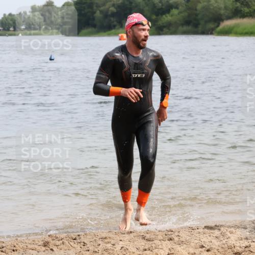 15.06.2025 - 27. Vierlanden-Triathlon Lena Gebhardt http://msf.ph/oto/8029770 15.06.2025 11:06:06 Schwimmen 670, 817, 819, 855 meine-sportfotos.de
