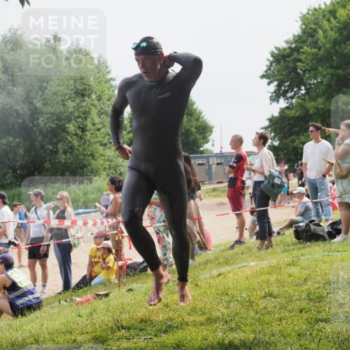 15.06.2025 - 27. Vierlanden-Triathlon KatJ http://msf.ph/oto/8029771 15.06.2025 11:05:59 Schwimmen 779, 819, 837 meine-sportfotos.de