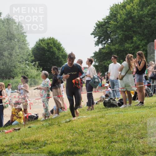 15.06.2025 - 27. Vierlanden-Triathlon KatJ http://msf.ph/oto/8029777 15.06.2025 11:06:01 Schwimmen 670, 779, 817, 819 meine-sportfotos.de