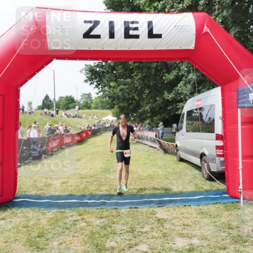 21.06.2025 - 27. Vierlanden-Triathlon MichiJ http://msf.ph/oto/8029780 15.06.2026 12:24:54 Ziel 17, 866 meine-sportfotos.de