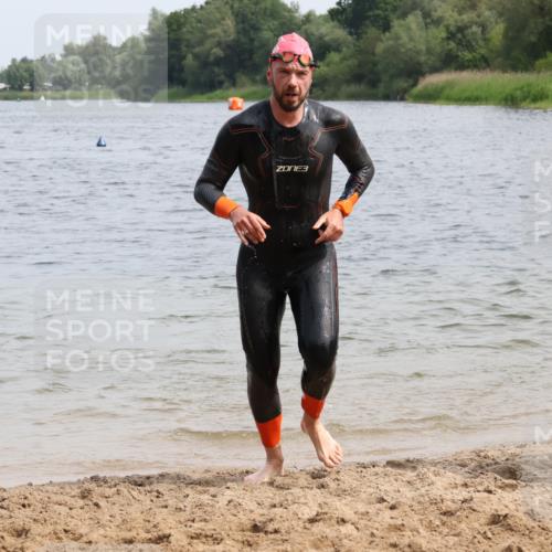 15.06.2025 - 27. Vierlanden-Triathlon Lena Gebhardt http://msf.ph/oto/8029781 15.06.2025 11:06:06 Schwimmen 670, 817, 819, 855 meine-sportfotos.de