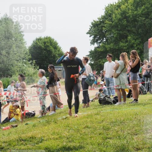15.06.2025 - 27. Vierlanden-Triathlon KatJ http://msf.ph/oto/8029785 15.06.2025 11:06:02 Schwimmen 670, 779, 817, 819 meine-sportfotos.de