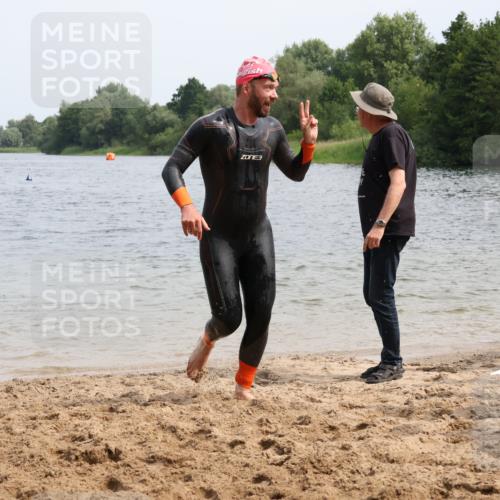 15.06.2025 - 27. Vierlanden-Triathlon Lena Gebhardt http://msf.ph/oto/8029788 15.06.2025 11:06:07 Schwimmen 670, 817, 819, 855, 857 meine-sportfotos.de