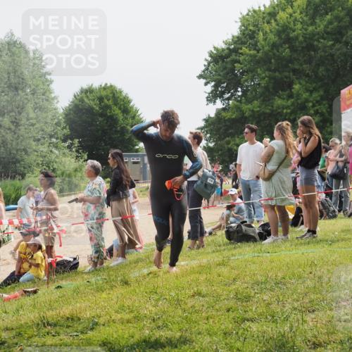 15.06.2025 - 27. Vierlanden-Triathlon KatJ http://msf.ph/oto/8029791 15.06.2025 11:06:02 Schwimmen 670, 779, 817, 819 meine-sportfotos.de