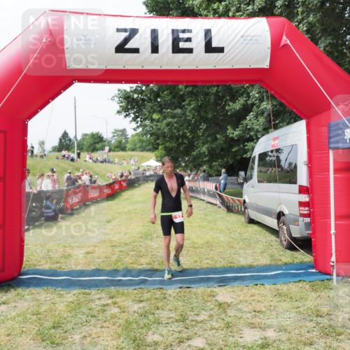 21.06.2025 - 27. Vierlanden-Triathlon MichiJ http://msf.ph/oto/8029795 15.06.2026 12:24:55 Ziel 17 meine-sportfotos.de
