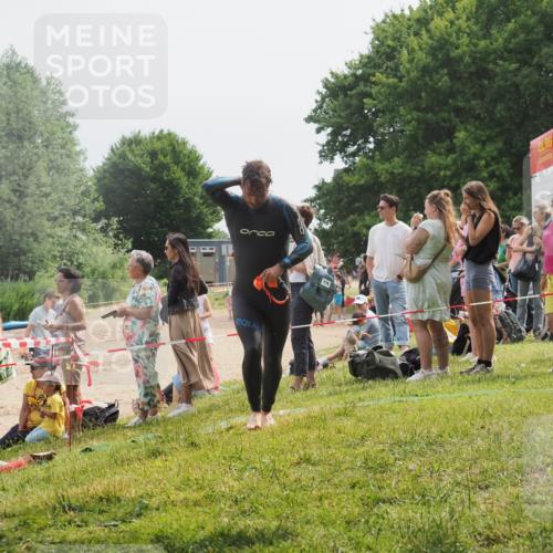 15.06.2025 - 27. Vierlanden-Triathlon KatJ http://msf.ph/oto/8029797 15.06.2025 11:06:02 Schwimmen 670, 779, 817, 819 meine-sportfotos.de