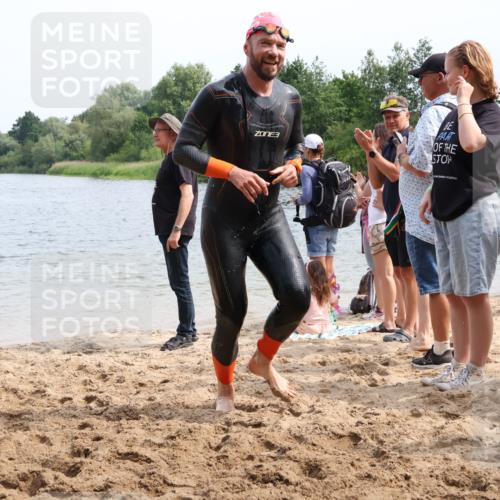 15.06.2025 - 27. Vierlanden-Triathlon Lena Gebhardt http://msf.ph/oto/8029799 15.06.2025 11:06:08 Schwimmen 670, 817, 819, 855, 857 meine-sportfotos.de