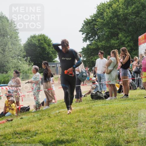 15.06.2025 - 27. Vierlanden-Triathlon KatJ http://msf.ph/oto/8029804 15.06.2025 11:06:02 Schwimmen 670, 779, 817, 819 meine-sportfotos.de