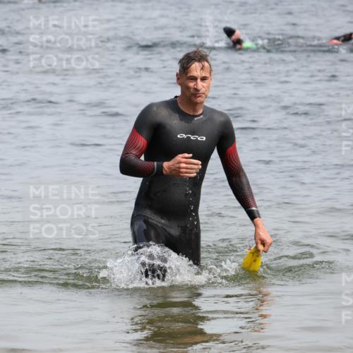 15.06.2025 - 27. Vierlanden-Triathlon Lena Gebhardt http://msf.ph/oto/8029807 15.06.2025 11:06:10 Schwimmen 670, 817, 855, 857 meine-sportfotos.de
