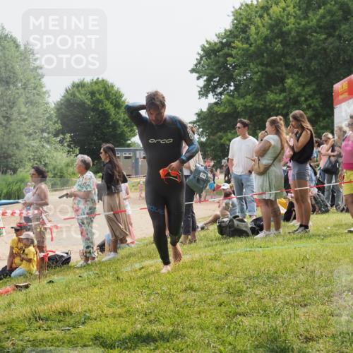 15.06.2025 - 27. Vierlanden-Triathlon KatJ http://msf.ph/oto/8029809 15.06.2025 11:06:02 Schwimmen 670, 779, 817, 819 meine-sportfotos.de