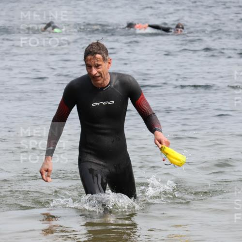 15.06.2025 - 27. Vierlanden-Triathlon Lena Gebhardt http://msf.ph/oto/8029812 15.06.2025 11:06:11 Schwimmen 670, 817, 855, 857 meine-sportfotos.de