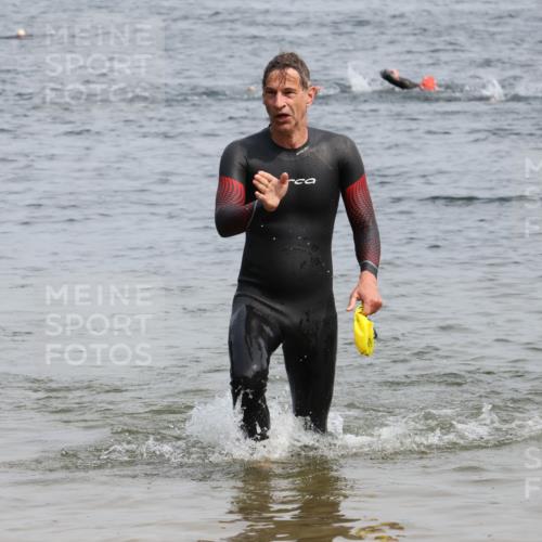 15.06.2025 - 27. Vierlanden-Triathlon Lena Gebhardt http://msf.ph/oto/8029820 15.06.2025 11:06:13 Schwimmen 670, 817, 855, 857 meine-sportfotos.de