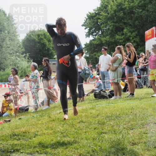 15.06.2025 - 27. Vierlanden-Triathlon KatJ http://msf.ph/oto/8029822 15.06.2025 11:06:03 Schwimmen 670, 779, 817, 819 meine-sportfotos.de