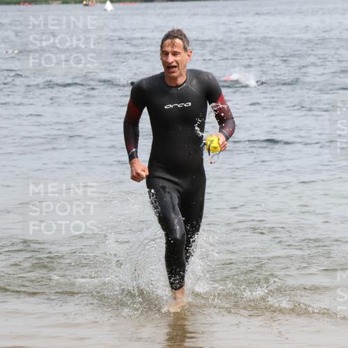 15.06.2025 - 27. Vierlanden-Triathlon Lena Gebhardt http://msf.ph/oto/8029837 15.06.2025 11:06:14 Schwimmen 817, 855, 857 meine-sportfotos.de