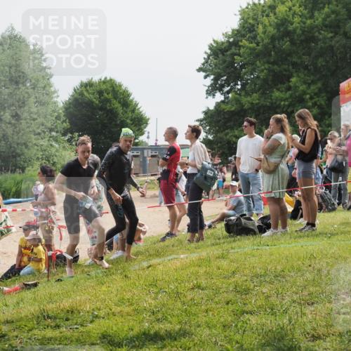 15.06.2025 - 27. Vierlanden-Triathlon KatJ http://msf.ph/oto/8029838 15.06.2025 11:06:06 Schwimmen 670, 779, 817, 819, 855 meine-sportfotos.de