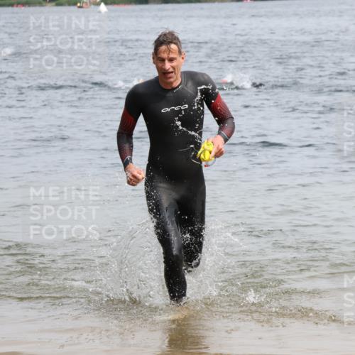 15.06.2025 - 27. Vierlanden-Triathlon Lena Gebhardt http://msf.ph/oto/8029840 15.06.2025 11:06:14 Schwimmen 817, 855, 857 meine-sportfotos.de
