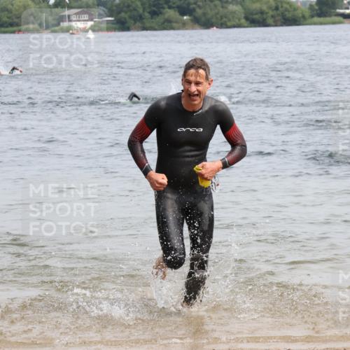 15.06.2025 - 27. Vierlanden-Triathlon Lena Gebhardt http://msf.ph/oto/8029843 15.06.2025 11:06:14 Schwimmen 817, 855, 857 meine-sportfotos.de