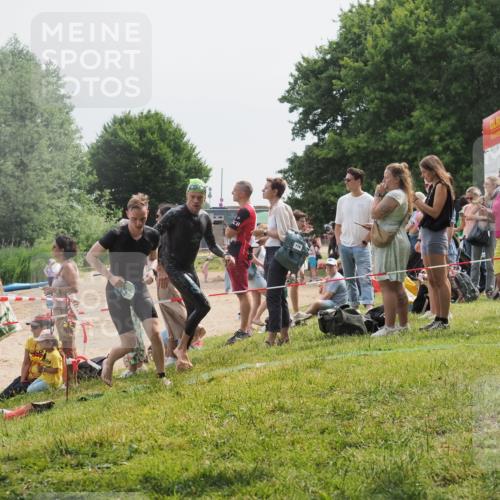 15.06.2025 - 27. Vierlanden-Triathlon KatJ http://msf.ph/oto/8029844 15.06.2025 11:06:06 Schwimmen 670, 779, 817, 819, 855 meine-sportfotos.de