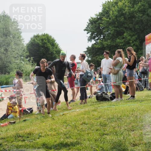 15.06.2025 - 27. Vierlanden-Triathlon KatJ http://msf.ph/oto/8029849 15.06.2025 11:06:06 Schwimmen 670, 779, 817, 819, 855 meine-sportfotos.de