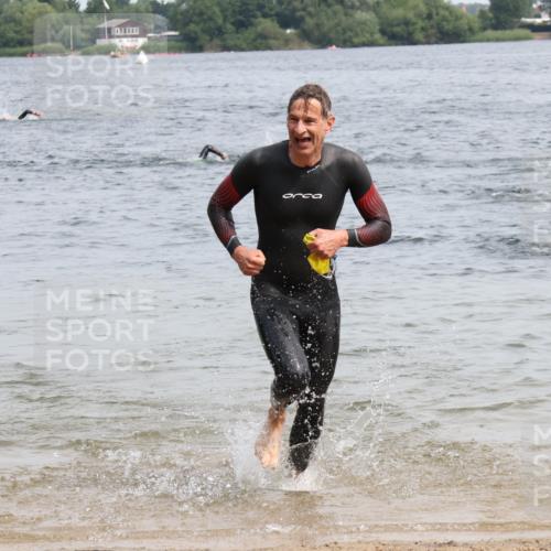 15.06.2025 - 27. Vierlanden-Triathlon Lena Gebhardt http://msf.ph/oto/8029850 15.06.2025 11:06:14 Schwimmen 817, 855, 857 meine-sportfotos.de