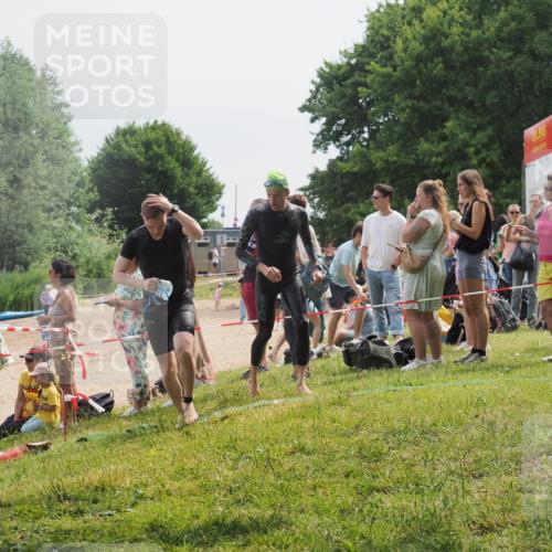 15.06.2025 - 27. Vierlanden-Triathlon KatJ http://msf.ph/oto/8029852 15.06.2025 11:06:07 Schwimmen 670, 779, 817, 819, 855 meine-sportfotos.de