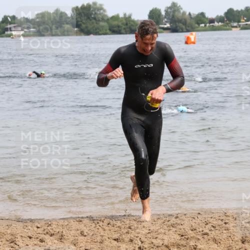 15.06.2025 - 27. Vierlanden-Triathlon Lena Gebhardt http://msf.ph/oto/8029858 15.06.2025 11:06:15 Schwimmen 855, 857, 862 meine-sportfotos.de