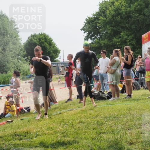 15.06.2025 - 27. Vierlanden-Triathlon KatJ http://msf.ph/oto/8029865 15.06.2025 11:06:07 Schwimmen 670, 779, 817, 819, 855 meine-sportfotos.de