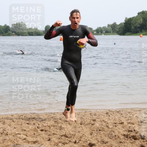 15.06.2025 - 27. Vierlanden-Triathlon Lena Gebhardt http://msf.ph/oto/8029867 15.06.2025 11:06:16 Schwimmen 855, 857, 862 meine-sportfotos.de