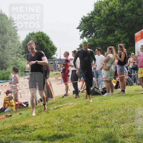 15.06.2025 - 27. Vierlanden-Triathlon KatJ http://msf.ph/oto/8029870 15.06.2025 11:06:07 Schwimmen 670, 779, 817, 819, 855 meine-sportfotos.de