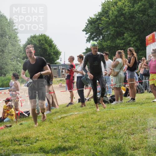 15.06.2025 - 27. Vierlanden-Triathlon KatJ http://msf.ph/oto/8029873 15.06.2025 11:06:07 Schwimmen 670, 779, 817, 819, 855 meine-sportfotos.de