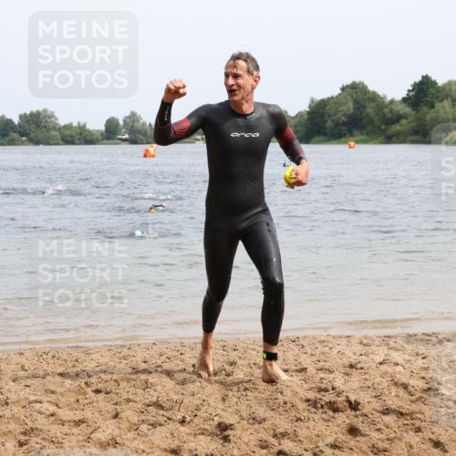 15.06.2025 - 27. Vierlanden-Triathlon Lena Gebhardt http://msf.ph/oto/8029876 15.06.2025 11:06:16 Schwimmen 855, 857, 862 meine-sportfotos.de