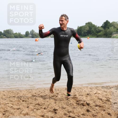 15.06.2025 - 27. Vierlanden-Triathlon Lena Gebhardt http://msf.ph/oto/8029880 15.06.2025 11:06:17 Schwimmen 781, 855, 857, 862 meine-sportfotos.de