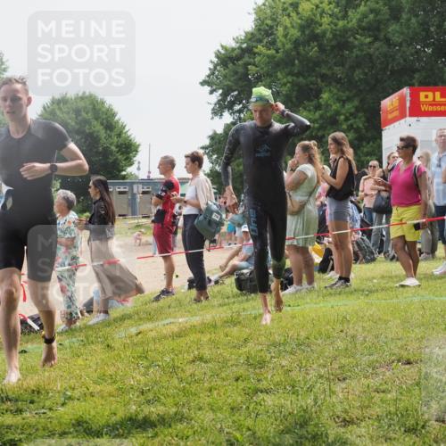 15.06.2025 - 27. Vierlanden-Triathlon KatJ http://msf.ph/oto/8029883 15.06.2025 11:06:08 Schwimmen 670, 817, 819, 855 meine-sportfotos.de