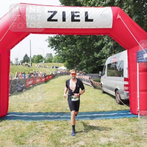 21.06.2025 - 27. Vierlanden-Triathlon MichiJ http://msf.ph/oto/8029884 15.06.2026 12:25:42 Ziel 773 meine-sportfotos.de