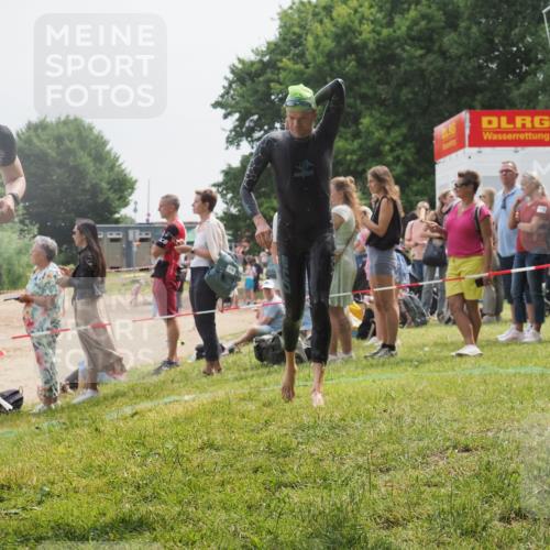 15.06.2025 - 27. Vierlanden-Triathlon KatJ http://msf.ph/oto/8029901 15.06.2025 11:06:08 Schwimmen 670, 817, 819, 855 meine-sportfotos.de